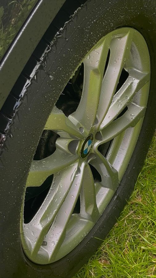 Velg van een BMW na reiniging: schoon en glanzend, band diepzwart