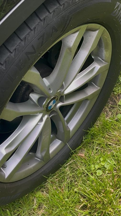 Dezelfde velg voor reiniging: dof en aangeslagen door remstof