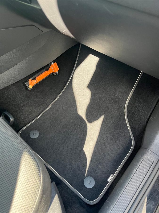 Voetenruimte van een Volkswagen Golf na reiniging: mat en tapijt schoon en stofvrij