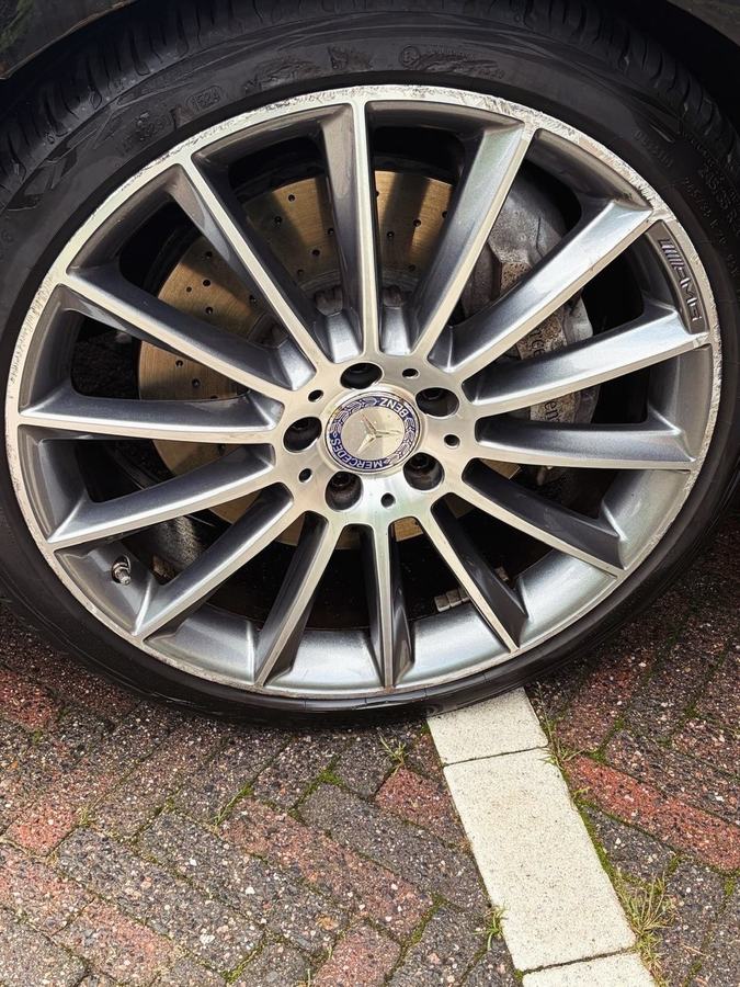 AMG-velg van een Mercedes na reiniging: spaken helder en glanzend, band diepzwart