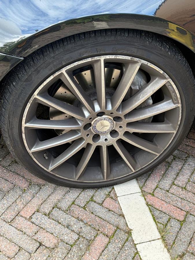 Dezelfde AMG-velg voor reiniging: dof en grijs uitgeslagen door remstof