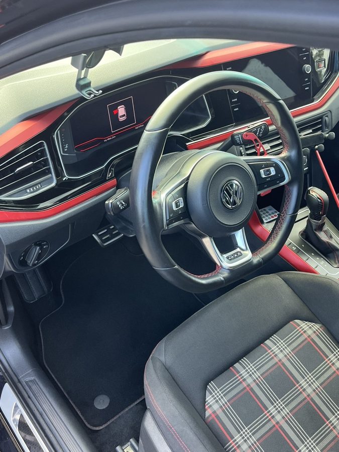 Cockpit van een Volkswagen Polo GTI na reiniging: dashboard stofvrij en mat weer diepzwart
