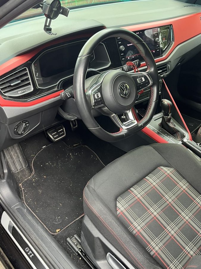 Dezelfde cockpit voor reiniging: modderstrepen en vuil op de mat, dashboard dof van het stof
